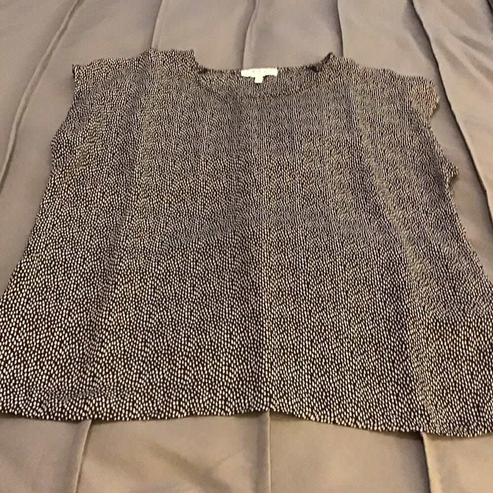 Chaus NY Sleeveless Blouse – Size Medium – Navy blue w/ White Raindrop Print